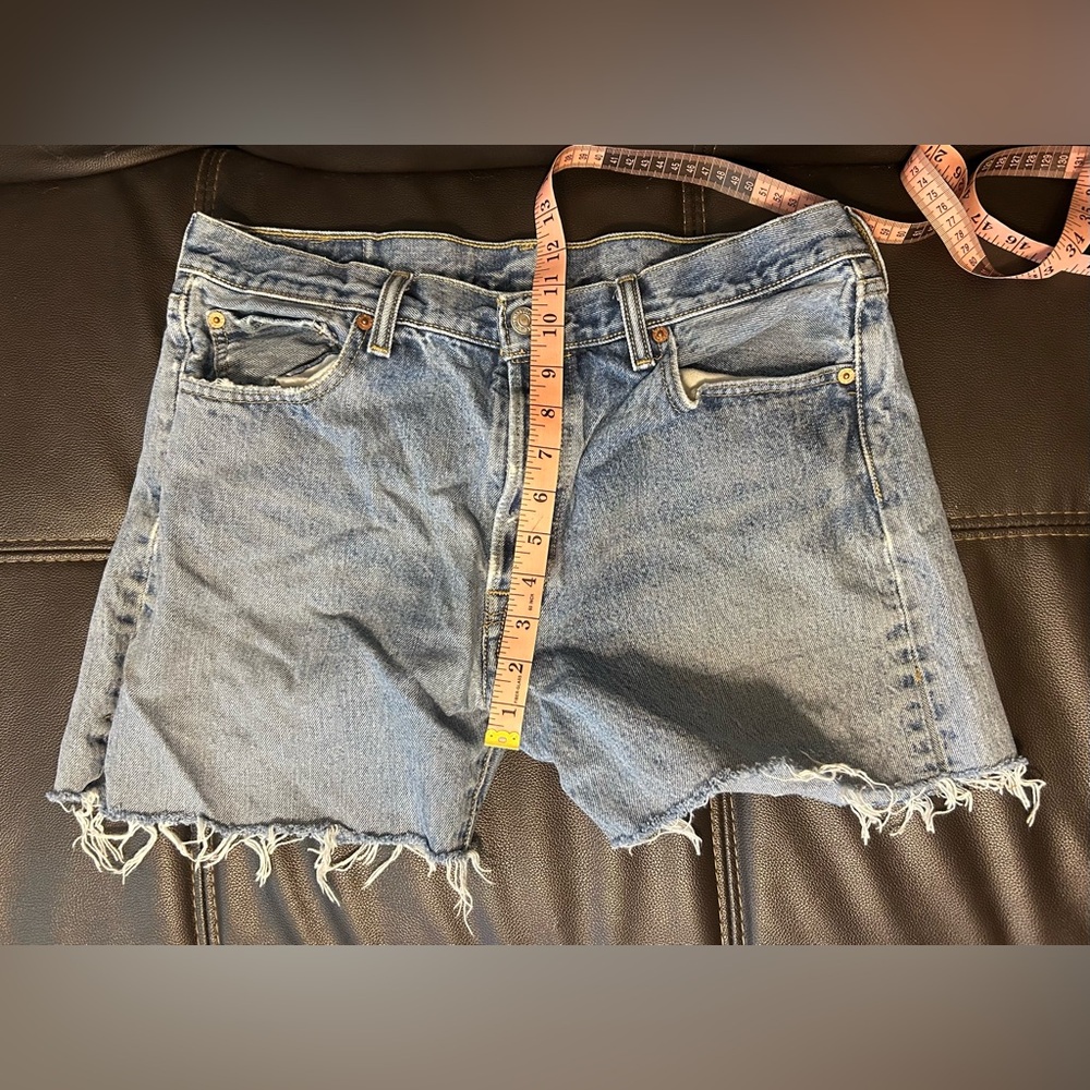 Levi’s 501 Button Fly Cut Off Shorts. Size 34 - Picture 10 of 11